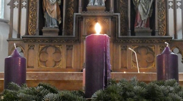 Adventkranz in der Pfarrkirche © Herwig Reidlinger